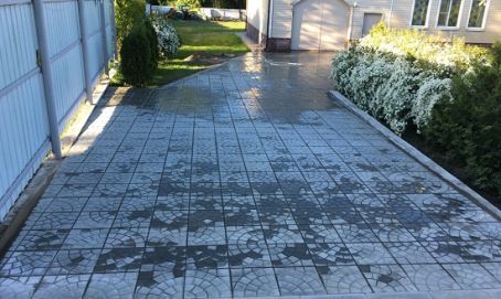 Фото уложенной тротуарной плитки колодец