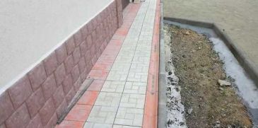 Укладка тротуарной плитки на бетонное основание